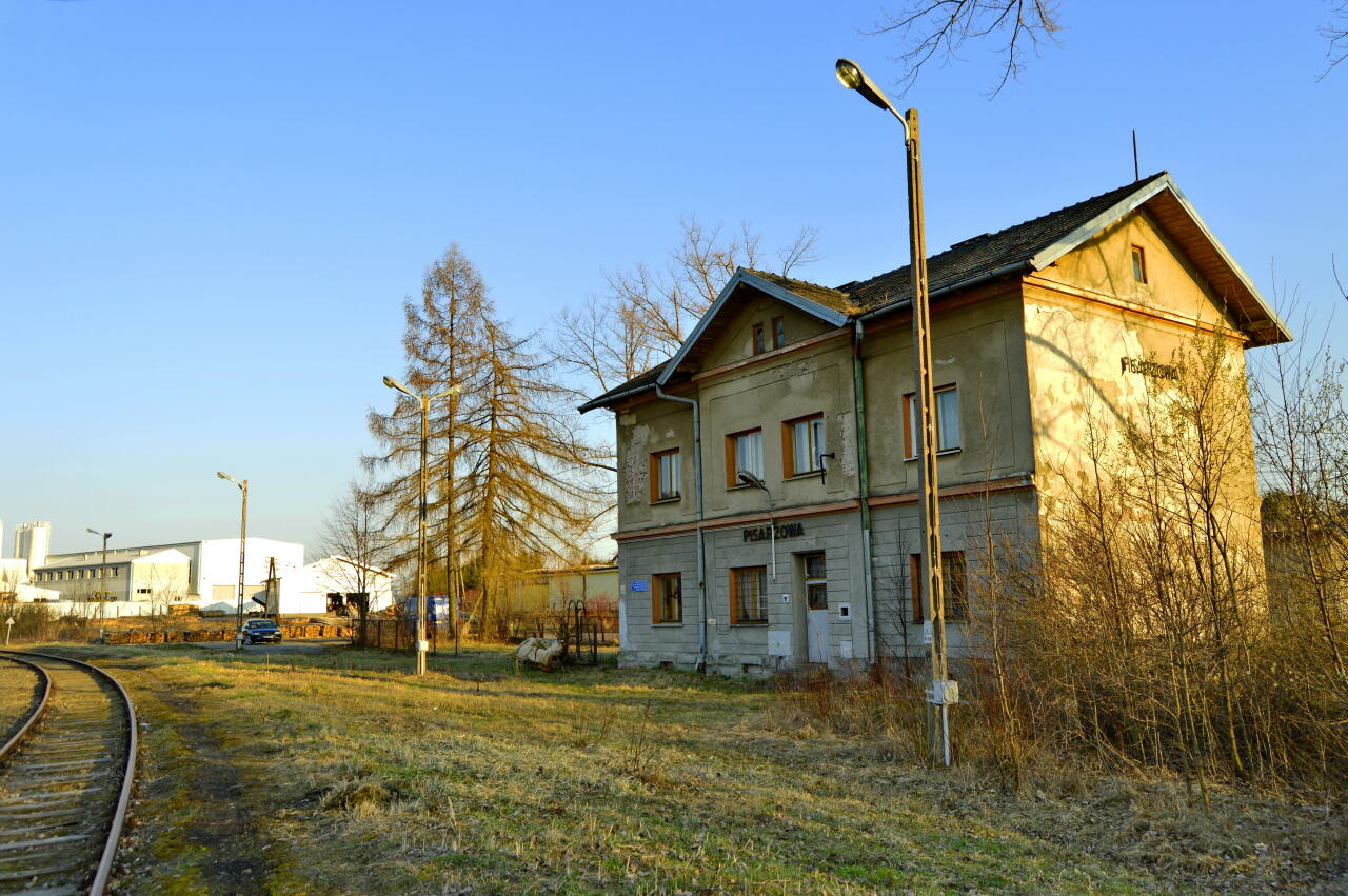 fot. Tomasz 
Pisarzowa. Budynek dworca. Widok od strony Chabówki. Obraz