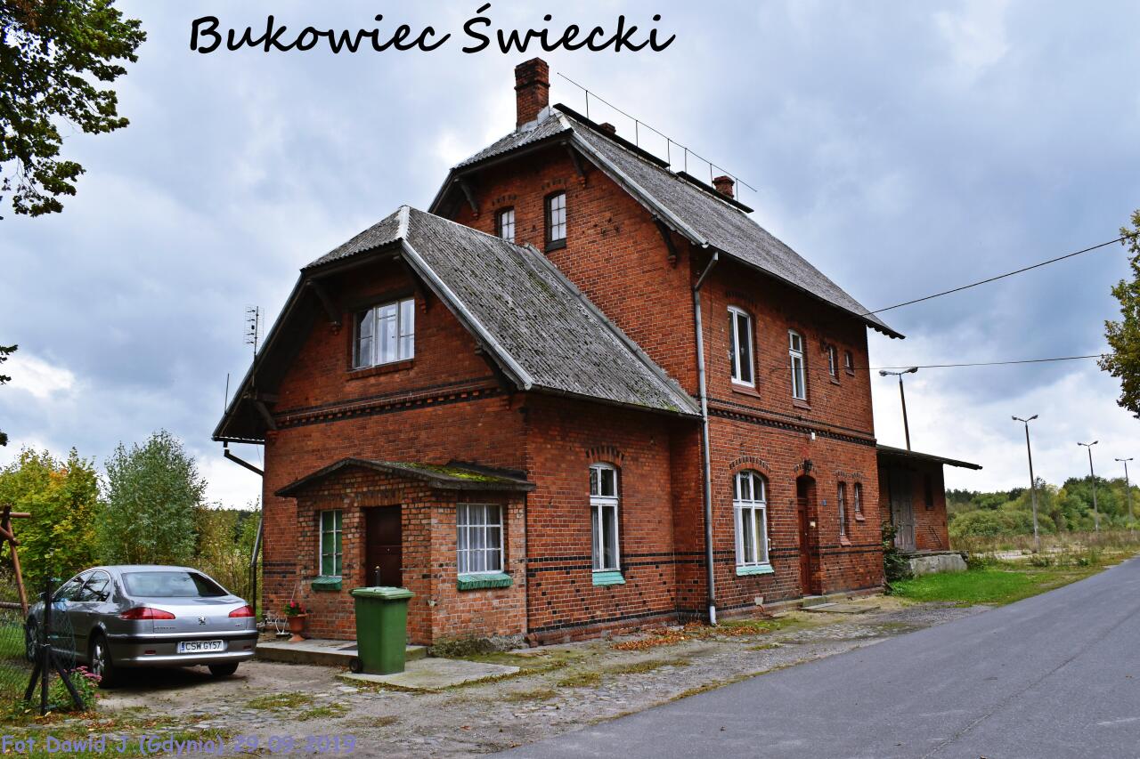 fot. Dawid Jastrzębski 
Budynek dworcowy widoczny od strony podjazdu. Widok w kierunku Pruszcza Bagienicy/Złotowa. Obraz