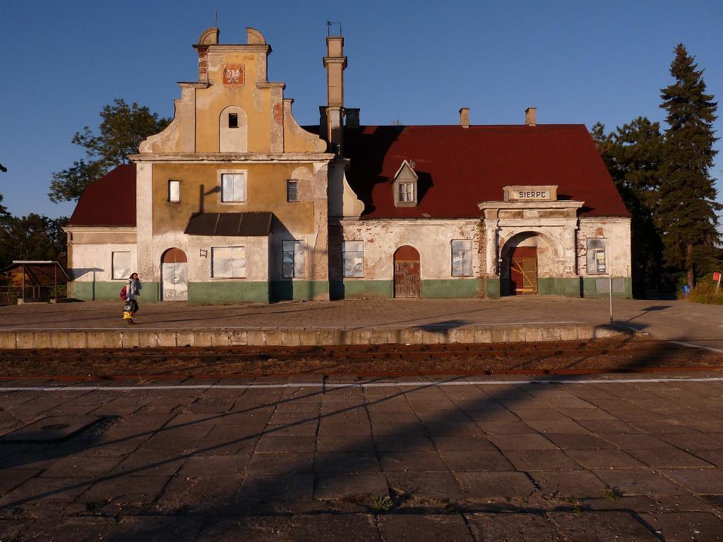 fot. ROBERT KOŃPA 
Budynek dworca od strony peronów. Widok w kierunku północno-wschodnim; w lewo Rypin/Brodnica, Lipno/Toruń, w prawo Płońsk/Nasielsk, Płock/Kutno. Obraz