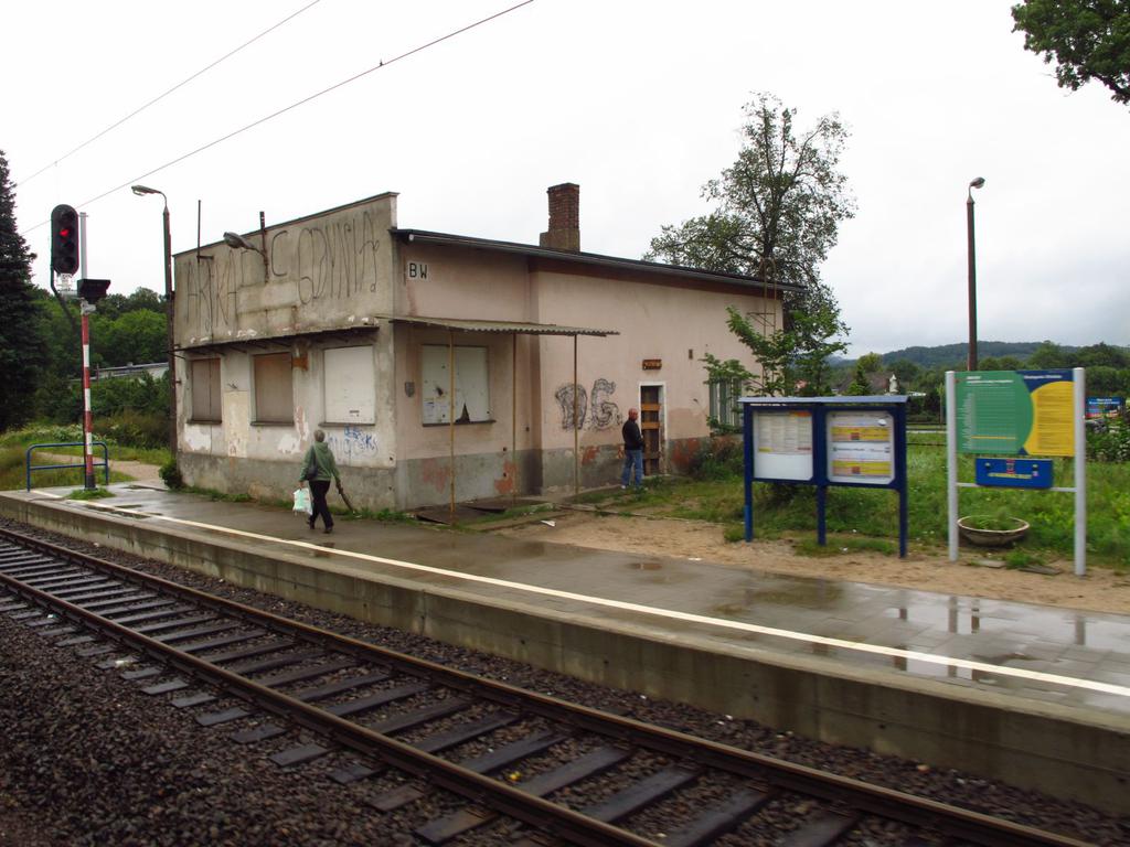 fot. Karol Romaniuk 
Budynek dworca mieszczący dawniej nastawnię dysponującą. Widok od strony peronów: w lewo Lębork, w prawo Wejherowo. Obraz