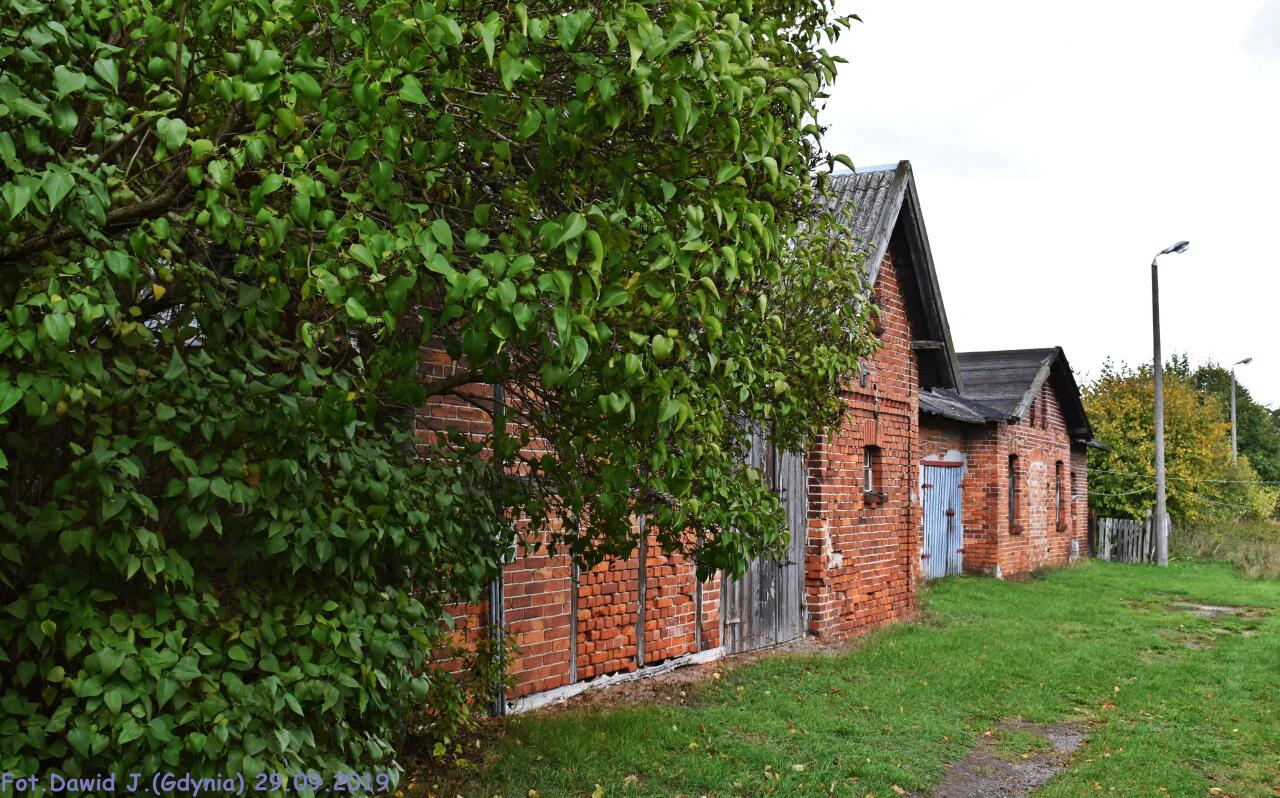 fot. Dawid Jastrzębski 
Budynek WC i kolejowy budynek mieszkalny (ul. Kolejowa 3). Obiekty widoczne od strony miejsca w którym kiedyś znajdowały się tory. Widok w kierunku Terespola Pomorskiego. Obraz