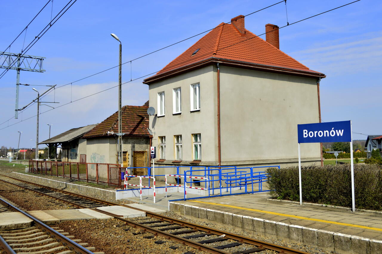 fot. Tomasz 
Boronów. Budynek dworca oraz budynek magazynu. Widok z peronu 2. Obraz
