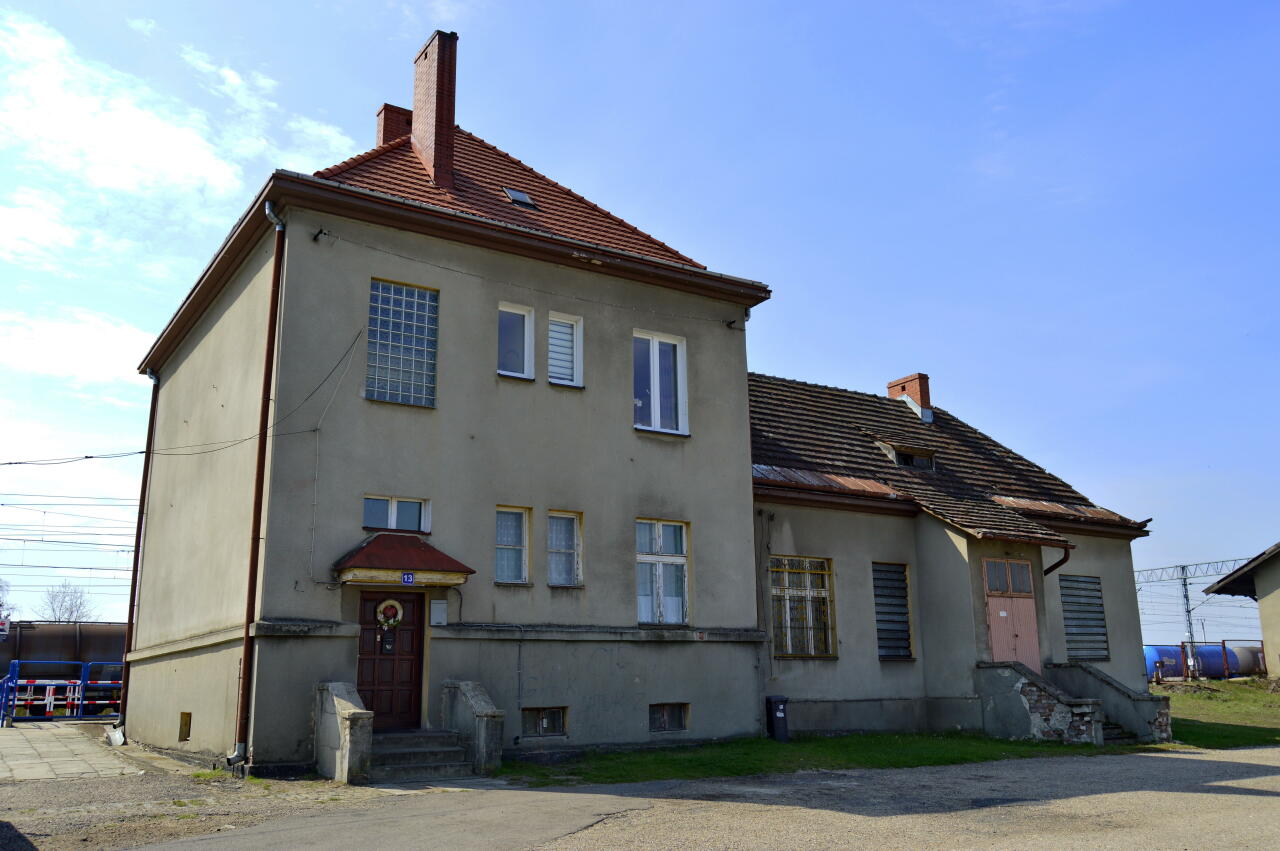 fot. Tomasz 
Boronów. Budynek dworca od strony ulicy. Obraz