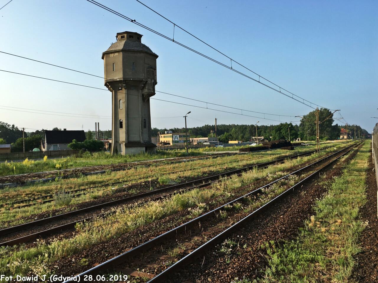 fot. Dawid Jastrzębski 
Wieża wodna widoczna od strony torów. Widok w kierunku Herbów Nowych, Tarnowskich Gór, Katowic. Obraz