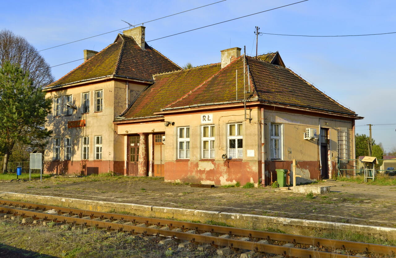 fot. Tomasz 
Rusiec Łódzki. Budynek dworca wraz z nastawnią "RŁ". Widok z peronu 2. W lewo Zduńska Wola, w prawo Chorzew Siemkowice. Obraz