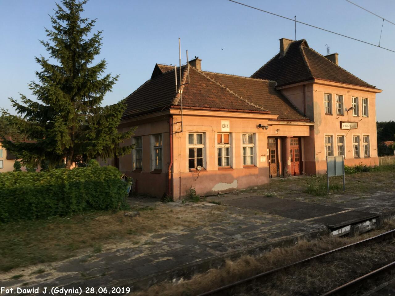 fot. Dawid Jastrzębski 
Budynek dworcowy widoczny od strony torów. W budynku znajduje się pomieszczenie nastawni "Chł". W lewo Chorzew Siemkowice/Tarnowskie Góry, w prawo Zduńska Wola Karsznice. Obraz
