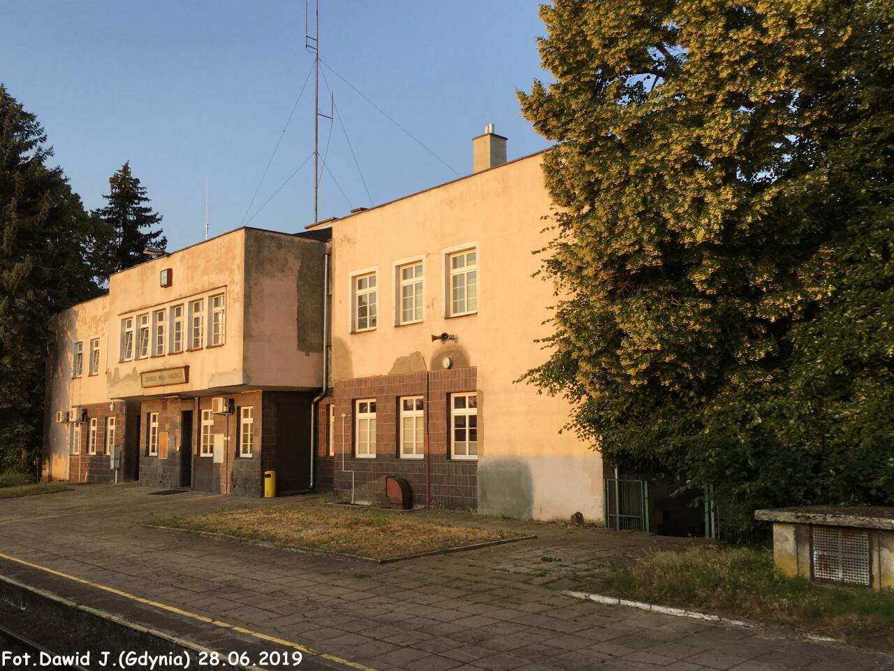 fot. Dawid Jastrzębski 
Budynek dworcowy widoczny od strony torów. W lewo Chorzew Siemkowice/Tarnowskie Góry, w prawo Ponętów/Inowrocław, a także (poprzez łącznice) stacja Zduńska Wola i Łask/Łódź Kaliska. Obraz