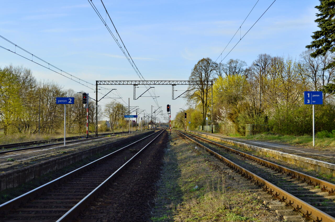 fot. Tomasz 
Rusiec Łódzki. Widok w kierunku Zduńskiej Woli Karsznice. Po lewej stronie peron 2, po prawej stronie peron 1. Obraz