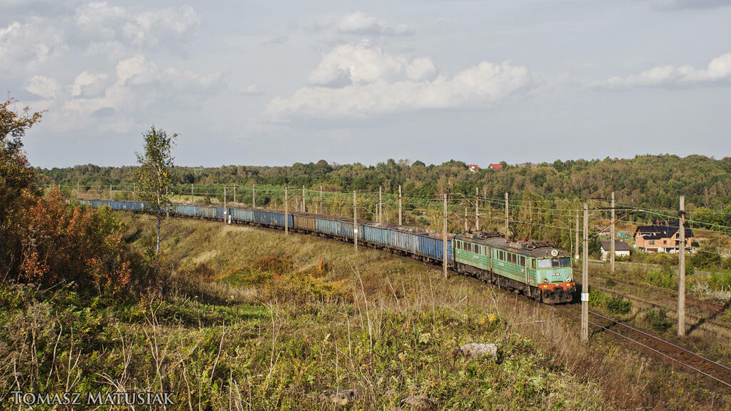 fot. FAREN 
Pociąg towarowy z DGT jedzie linią 171 w kierunku podg. Kozioł i dalej do Dąbrowy Górniczej Wschodniej. Tor na prawo od składu to linia 661 podg. Okradzionów - podg. Kozioł. Obraz