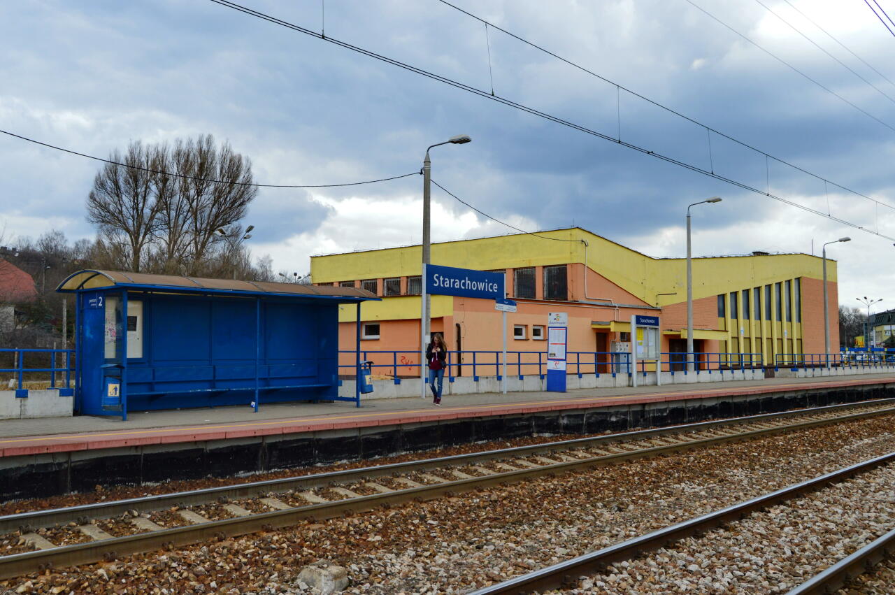 fot. Tomasz 
Starachowice. Budynek dworca oraz peron 2. Widok z peronu 1. Obraz