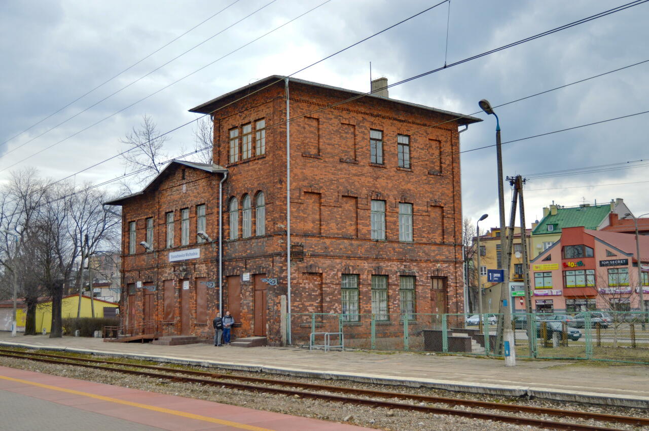 fot. Tomasz 
Starachowice Wschodnie. Budynek dworca. Widok z peronu 2 i wjazdu z Ostrowca Świętokrzyskiego. Obraz