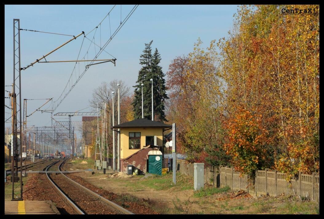 fot. Damian Stupień 
Widok z peronu pierwszego w kierunku północnym (Częstochowa). W centrum kadru posterunek przejazdowy na ul. Mickiewicza, a za nim, w tle, wieża wodna. Obraz