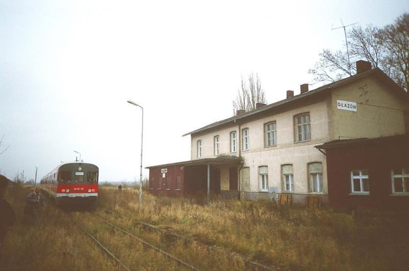 fot. Ferrix 
Pociąg specjalny (SA110+SA112+SA110) na dawnej stacji Głazów. Po prawej budynek dworca. W przybudówce, na parterze mieściła się nastawnia dysponująca. Widok w kierunku północno-wschodnim: Pyrzyce, Barlinek. Obraz