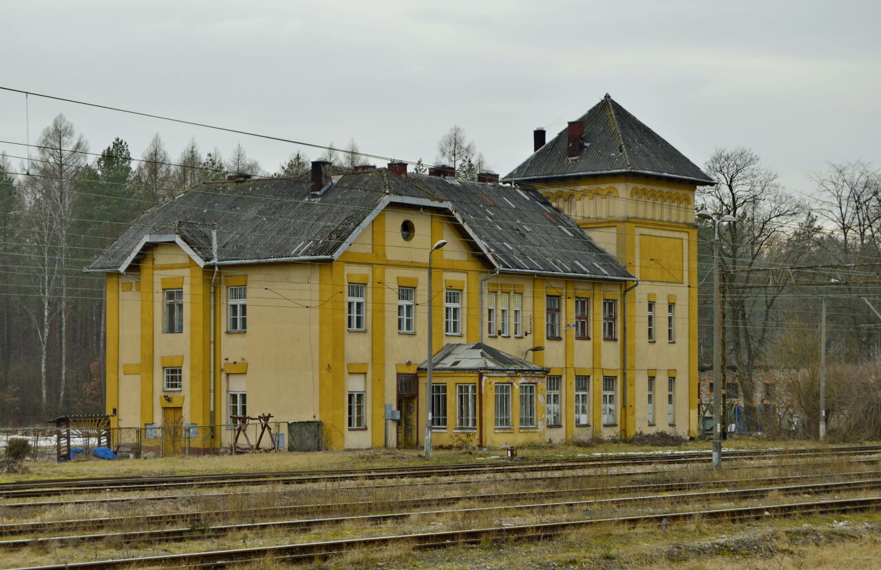 fot. Tomasz 
Małogoszcz. Budynek dworca, widok z peronu. Obraz