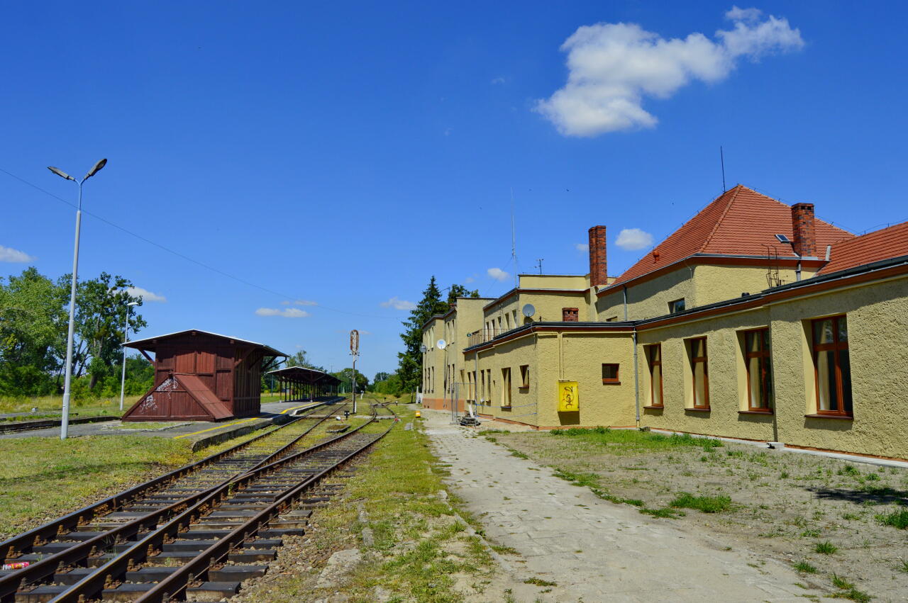 fot. Tomasz 
Grodków Śląski. Widok w kierunku Brzegu. Po lewej stronie peron, po prawej budynek dworca. Obraz