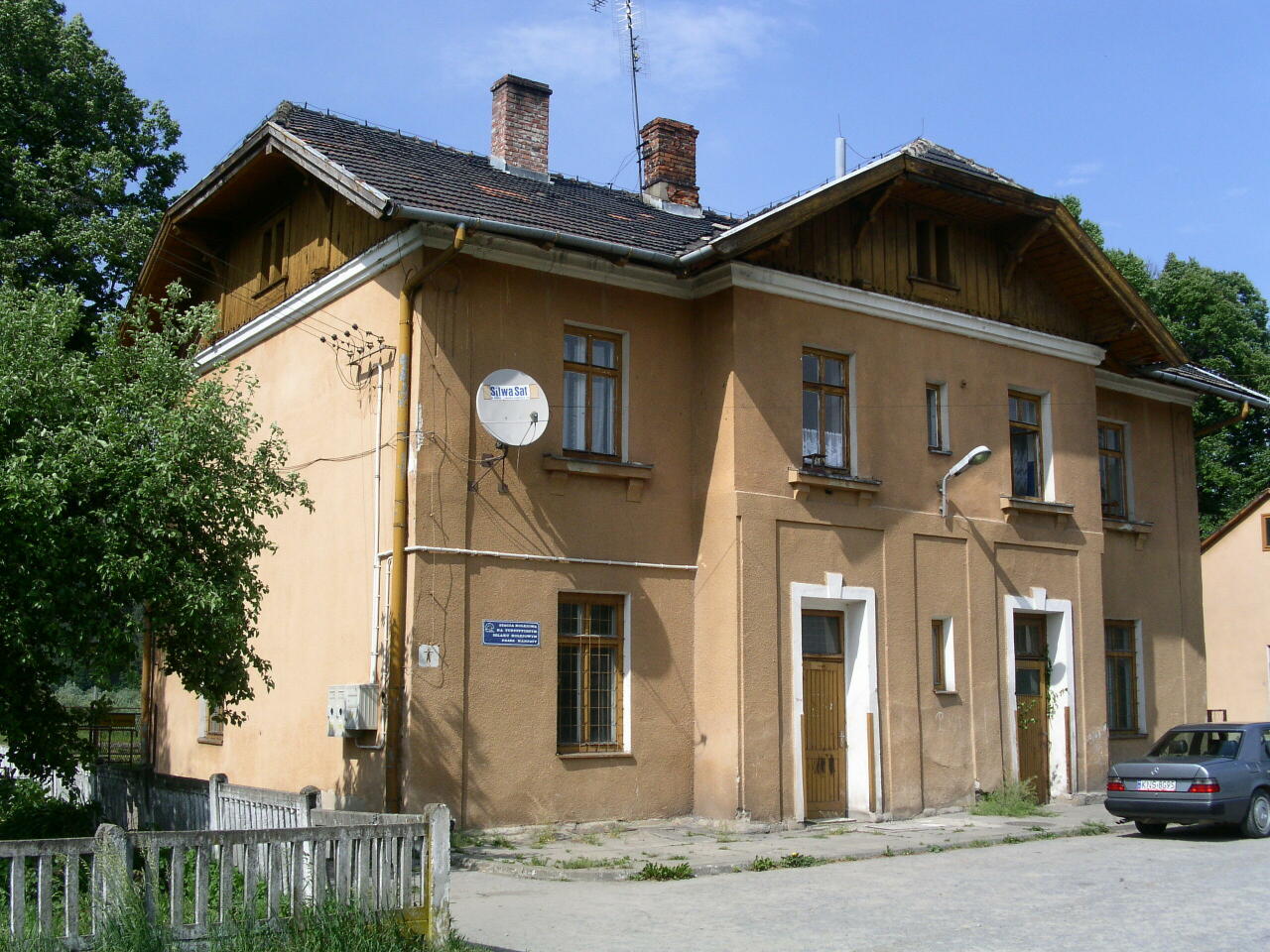 fot. Krzysztof Zając 
Widok budynku stacyjnego od strony podjazdu. Obraz