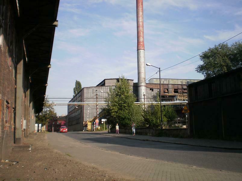 fot. Paweł Śląskie Dzielnice 
Przejazd kolejowy przez ul. Żelazną w Chorzowie w 2009 roku, kiedy jeszcze istniał wydział Huty "Batory" przylegający do Biadacza z całą infrastrukturą kolejową, która go obsługiwała. Widok w kierunku wschodnim; w lewo połączenie ze stacją Chorzów Batory, na wprost Biadacz. Obraz