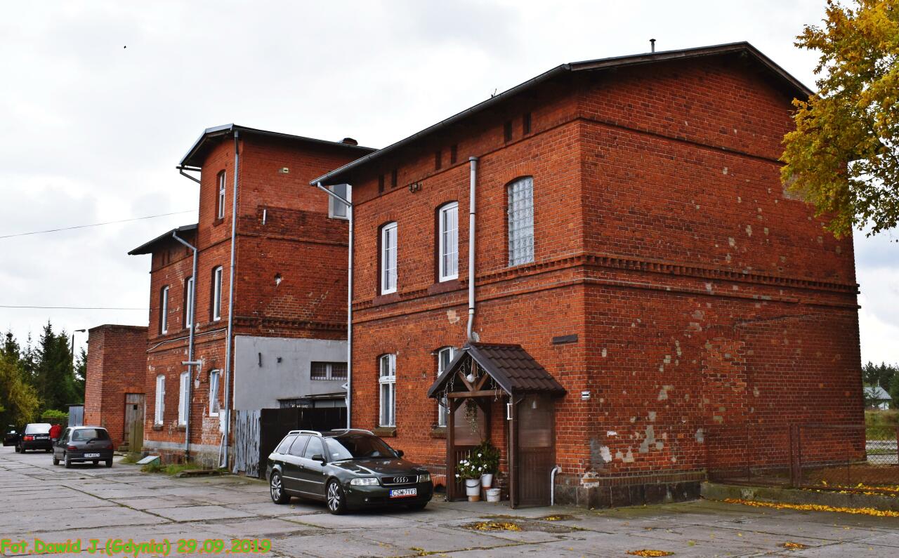 fot. Dawid Jastrzębski 
Kolejowe budynki mieszkalne (ul. Dworcowa 3 i 5). Obiekty widoczne od strony podjazdu. Widok w kierunku Laskowic Pomorskich/Działdowa. Obraz