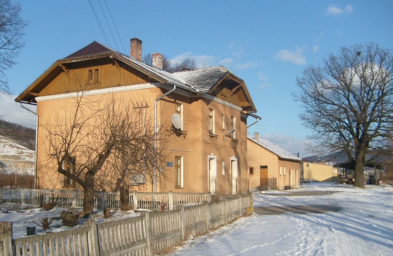 fot. Krzysztof Zając 
Budynek stacyjny. Widok w stronę Nowego Sącza. Obraz