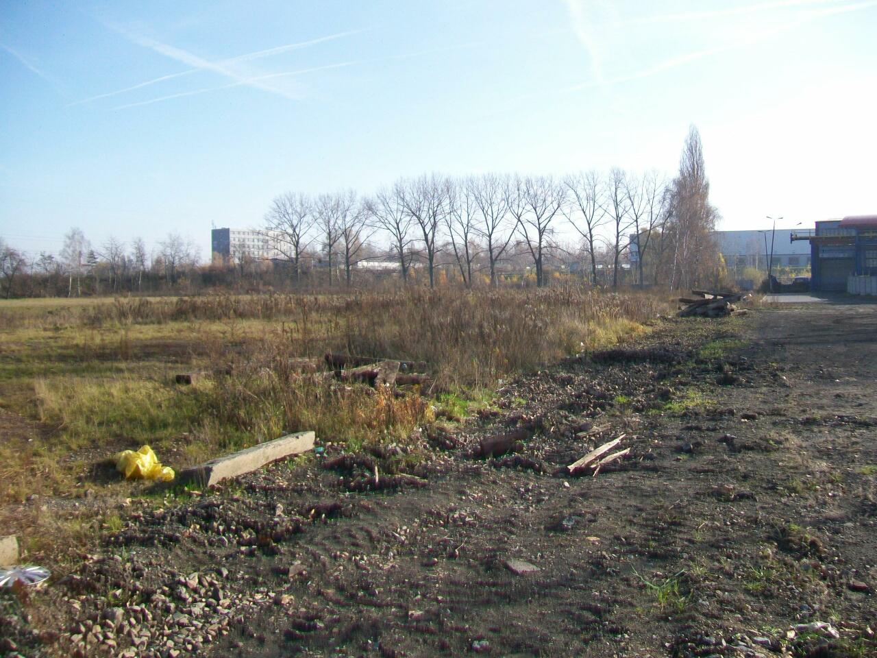 fot. wasiukibic 
Place składowe materiałów gotowych, znajdujące się na wschód od ul. Leśnej (za plecami). zlikwidowane. Widok w kierunku południowo-wschodnim. Obraz