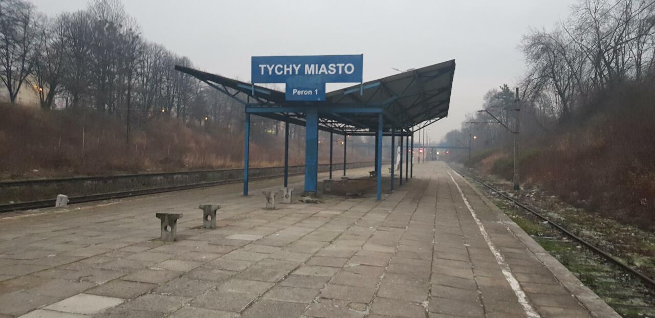 fot. Jan Poręba 
Na zdjęciu widoczna tablica "Tychy Miasto, peron 1" i zadaszenie peronu wraz ze zdewastowanymi ławkami. Widok od strony stacji Tychy. Obraz