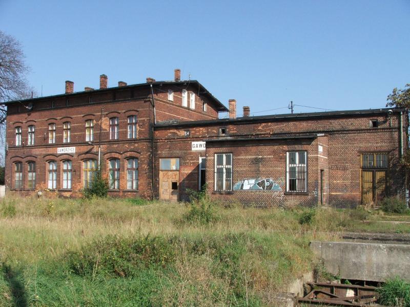 fot. leyba 
Budynek dworca. Widok od strony peronów w kierunku północnym; w lewo Niegosławice, w prawo Głogów. Obraz