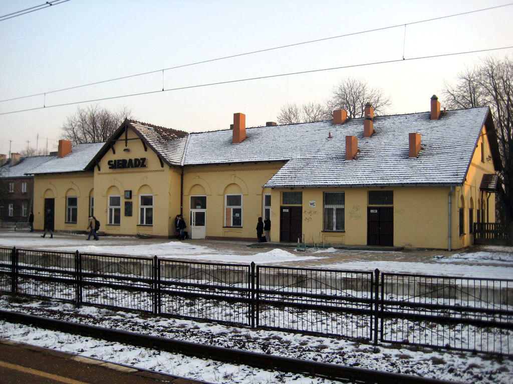 fot. Paweł Ukole 
Stacja PKP Sieradz. Budynek dworcowy. Widok z peronu 2. Obraz