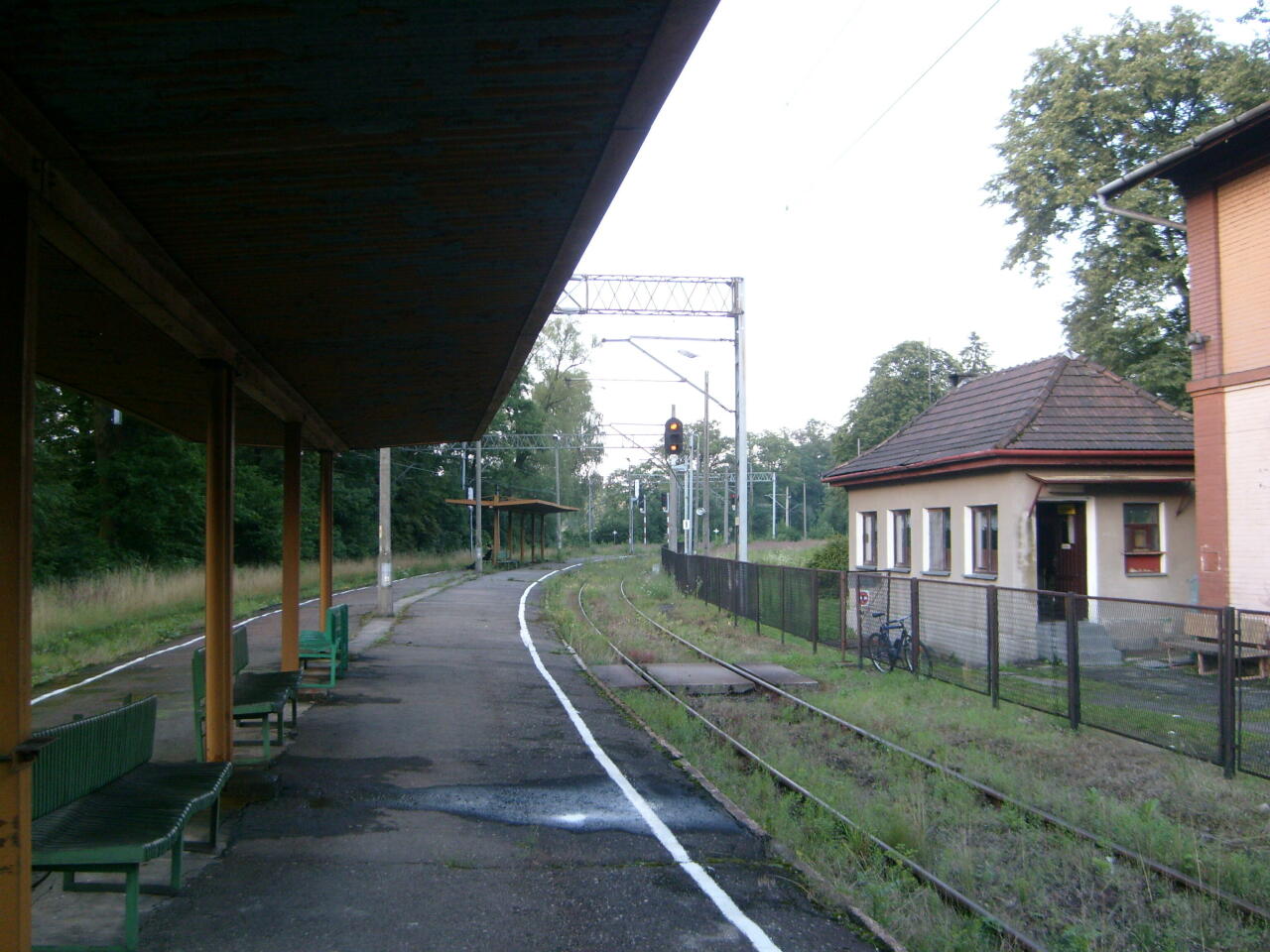 fot. Krzysztof Zając 
Widok na peron w stronę Bielska-Białej. Z prawej fragment dworca i nastawnia dysponująca. Obraz