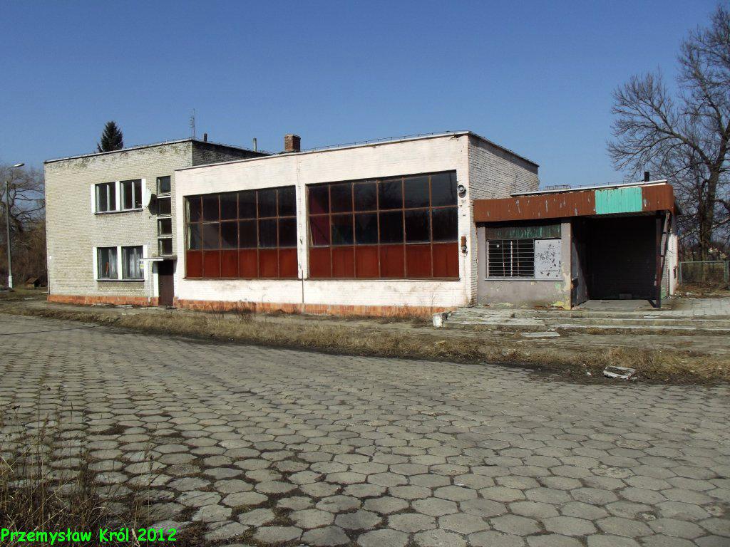 fot. Przemysław Król 
Główny budynek stacji. Opuszczony budynek widok od strony placu dworcowego. Obraz