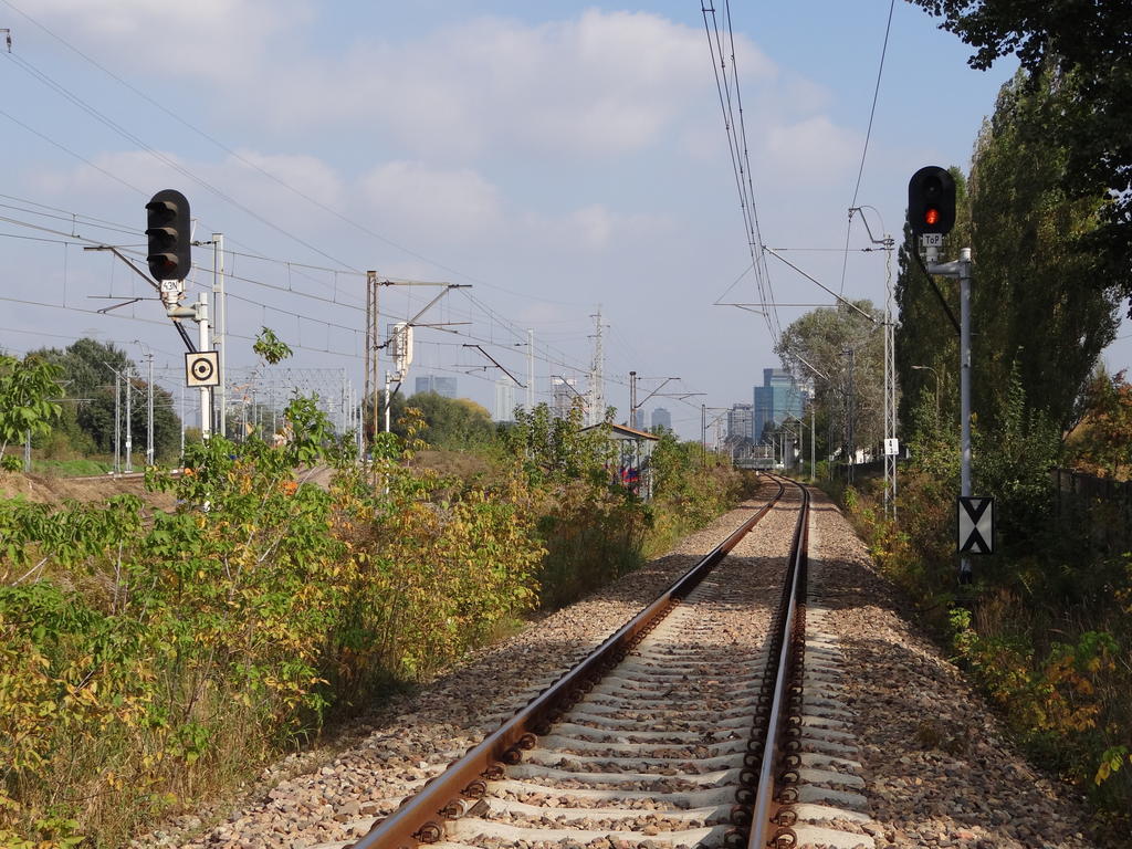 fot. Przemysław Więcek 
Tor nr 1 linii podmiejskiej Warszawa Zachodnia - Pruszków, tor nr 1 linii podmiejskiej Warszawa Zachodnia - Warszawa Aleje Jerozolimskie. Semafory SBL i tarcza ostrzegawcza. Widok w kierunku Warszawy Śródmieście. 4,3 km. Obraz