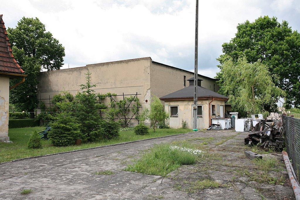 fot. Danuta Bator 
Peron, na wprost toalety stacyjne, z lewej fragment budynku dworca, z prawej krawędź peronowa. Widok w kierunku północnym (Praszka). Obraz