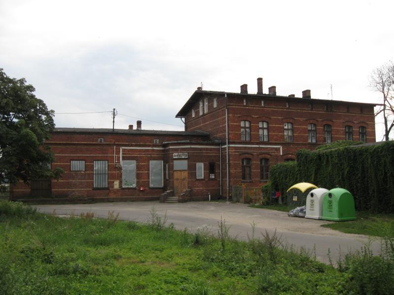 fot. Wiesław Łomacz 
Widok na zabudowania stacyjne od strony podjazdu w kierunku południowym; w lewo Głogów, w prawo Niegosławice. Obraz