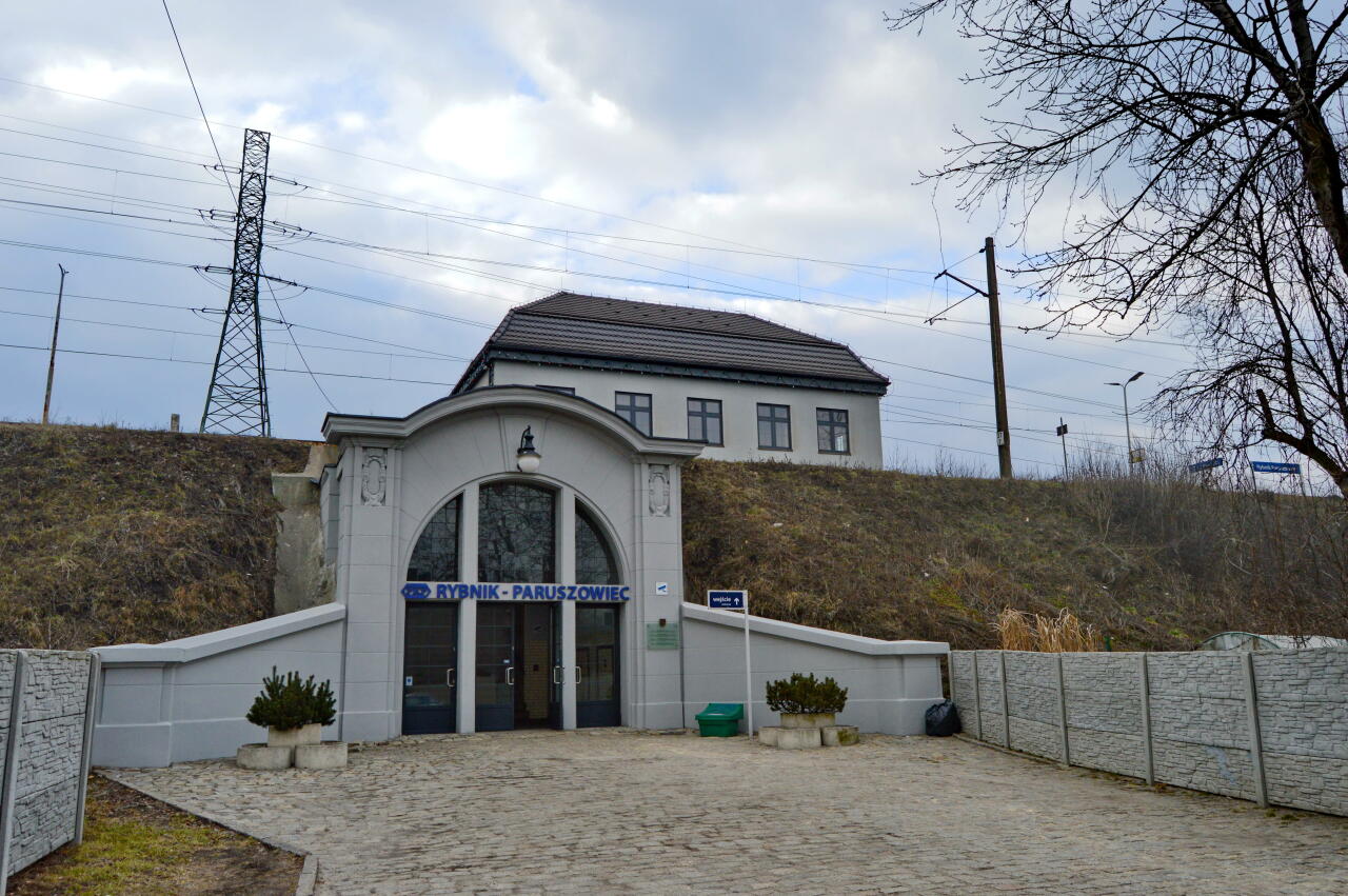 fot. Tomasz 
Rybnik Paruszowiec. Wejście do budynku dworca. Na górze budynek dworca. Obraz