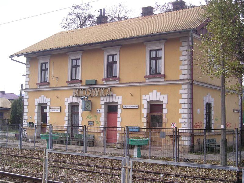 fot. Pawek 
Budynek dworca od strony peronów. W lewo Zwardoń, w prawo Żywiec. Obraz