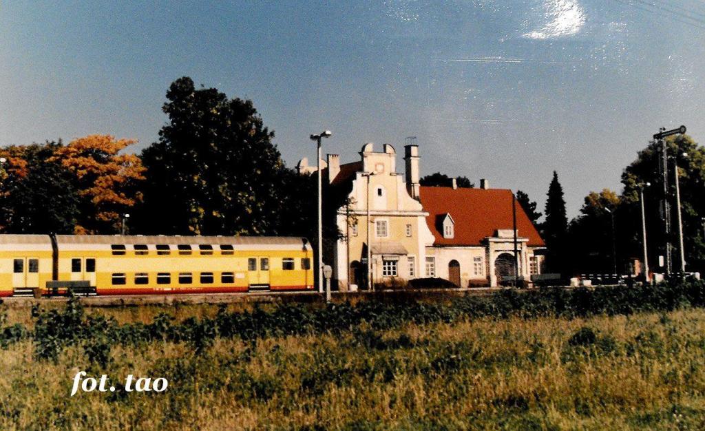 fot. tao 
Stacja Sierpc. Foto przedstawia już upadający nasz dworzec, ale jeszcze na peronach są ławki, nagłośnienie, działające szlabany i budynek dworca jeszcze "żywy". Na pierwszym planie zarośnięte torowiska i zdemontowany żuraw wodny dla parowozów. Szlabany są zamknięte bo wjechał osobowy z Nasielska, ostatnie pomarańcze. Widok w kierunku północno-wschodnim; w lewo Rypin/Brodnica, Lipno/Toruń, w prawo Płońsk/Nasielsk, Płock. Obraz