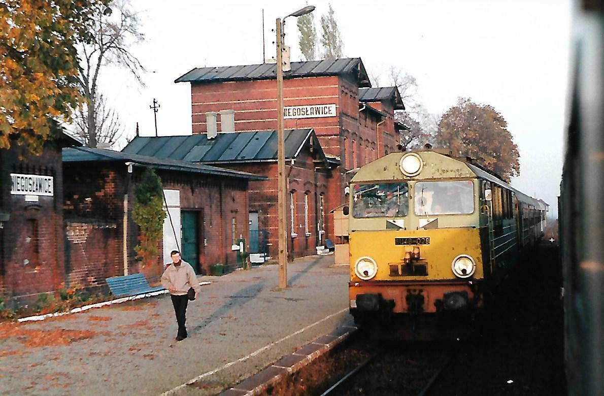 fot. Witold Niedzielski 
Krzyżowanie pociągów. Na pierwszym planie SU46-029. Widok w kierunku wschodnim (Głogów, Kożuchów). Obraz