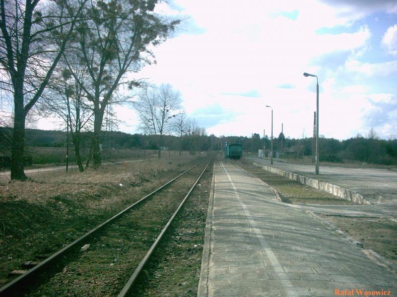 fot. Rafał Wąsowicz 
Tleń. Widok ze stacji w kierunku Śliwic/Czerska, w oddali wagony mieszkalne stoją na szynach, przystosowane do mieszkania: doprowadzona jest woda, prąd i wc. Obraz