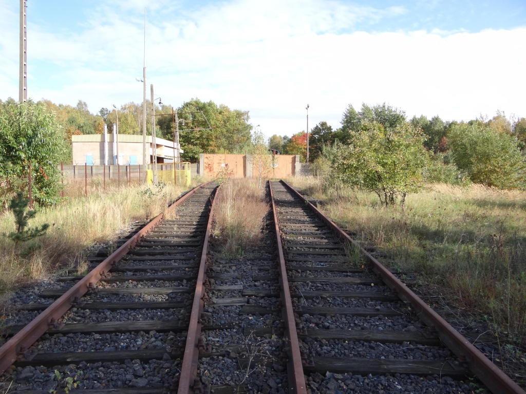 fot. Przemysław Więcek 
Bocznica bazy paliw. Po lewej instalacja do napełniania i opróżniania cystern kolejowych. Widok w kierunku końca bocznicy. 3,3 km. Obraz