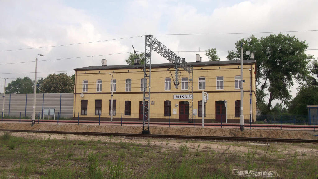 fot. Damian Grzywna 
Budynek stacji. Widok od strony torów. Obraz
