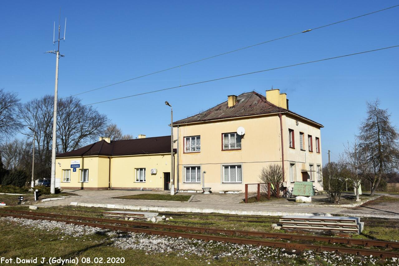fot. Dawid Jastrzębski 
Budynek dworcowy widoczny od strony torów. W lewo Tomaszów Mazowiecki, w prawo Radom. W budynku po lewej stronie znajduje się pomieszczenie nastawni LCS "Dr". Obraz