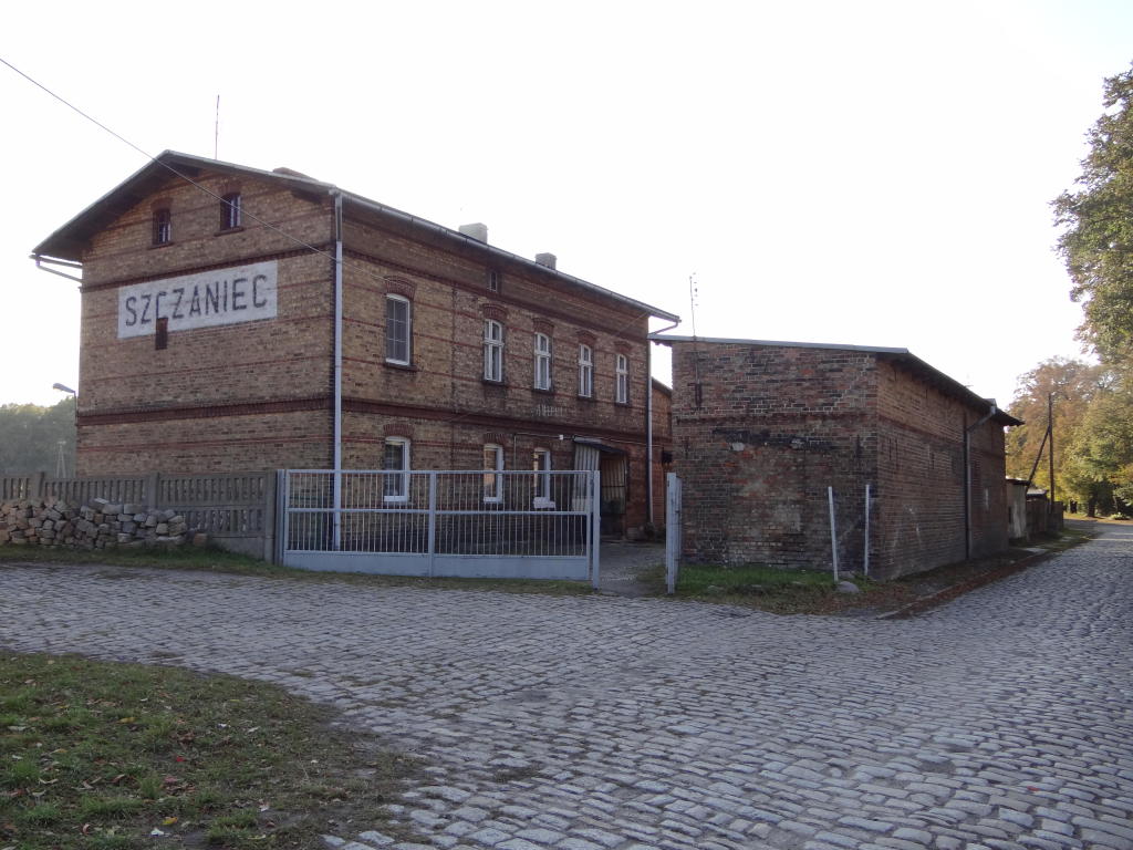 fot. Przemysław Więcek 
Budynek mieszkalny obok budynku dworcowego. Widok w kierunku Świebodzina. 396,4 km. Obraz