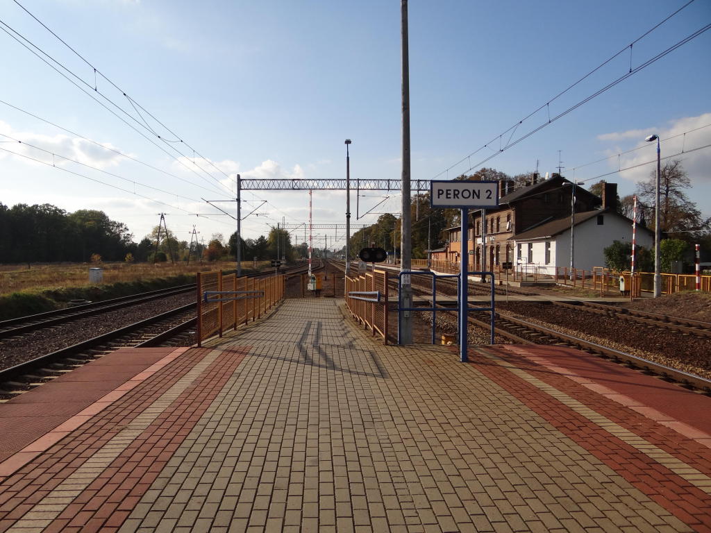 fot. Przemysław Więcek 
Peron wyspowy. Przejście piesze. W oddali po prawej budynek dworcowy. Widok w kierunku Świebodzina. 396,4 km. Obraz