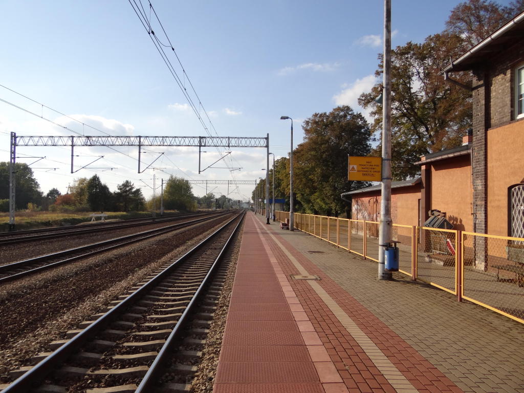 fot. Przemysław Więcek 
Peron boczny. Po prawej poza kadrem budynek dworcowy. Widok w kierunku Świebodzina. 396,5 km. Obraz