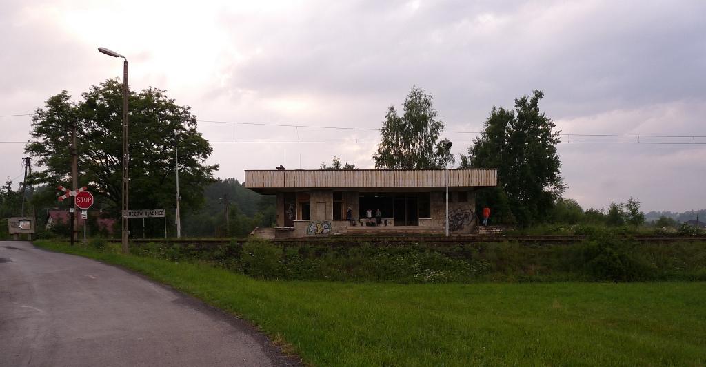 fot. ROBERT KOŃPA 
Panorama przystanku od strony wsi. Obraz