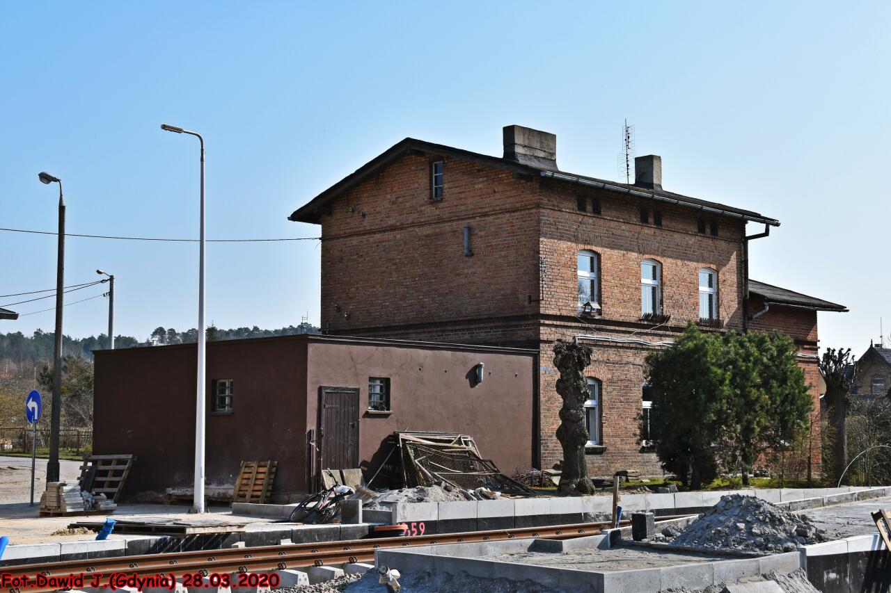 fot. Dawid Jastrzębski 
Kolejowy budynek mieszkalny (ul. Kolejowa 3) widoczny od strony torów. W lewo Malbork, w prawo Kwidzyn/Toruń Wschodni. Obraz