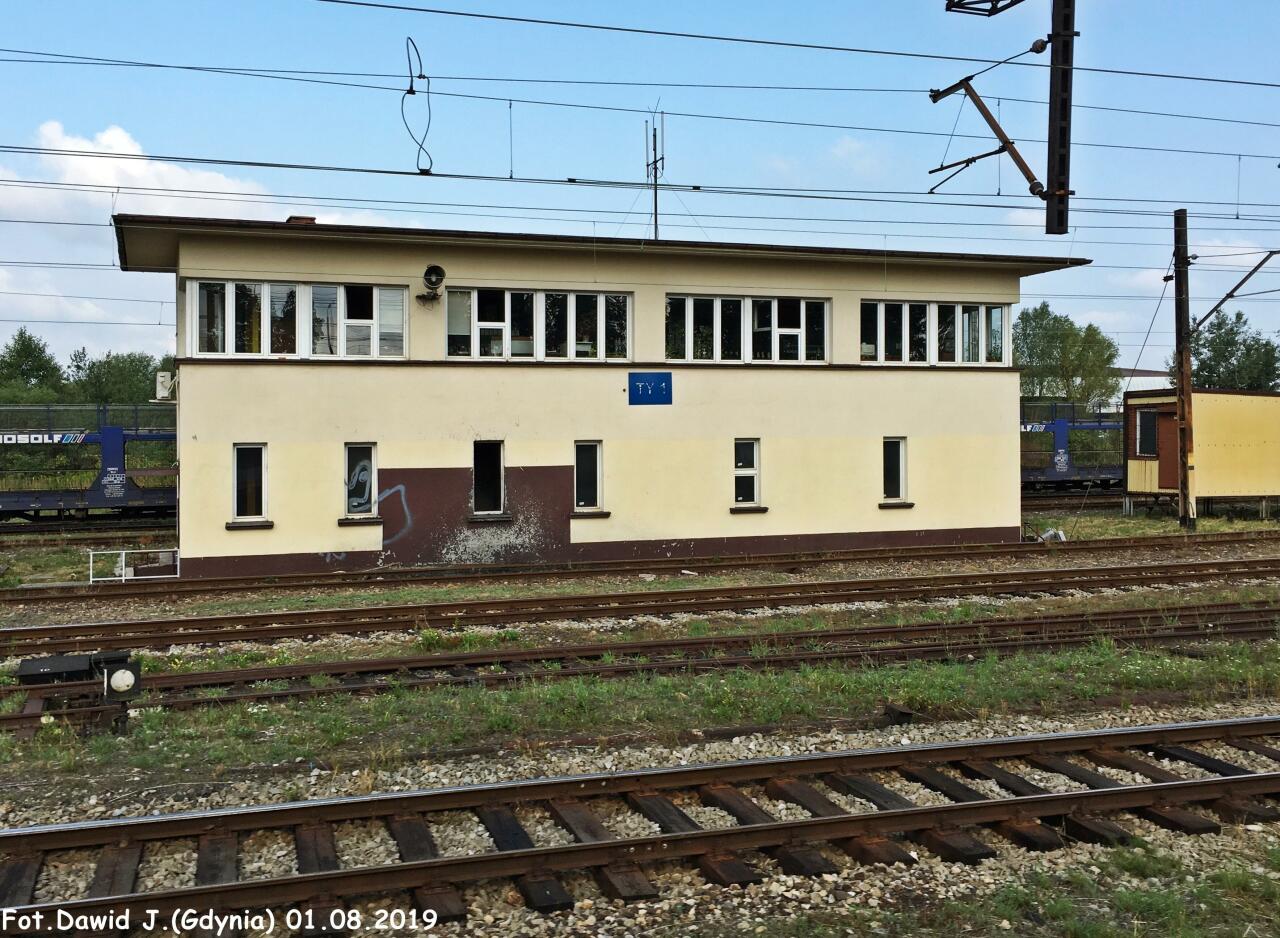 fot. Dawid Jastrzębski 
Budynek nastawni "TY 1" widoczny od strony torów. Obraz