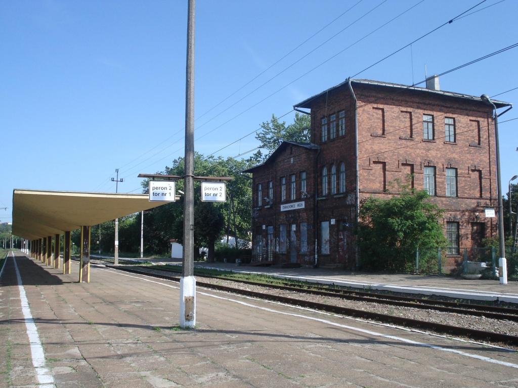 fot. Peter83 
Peron 2 i budynek nieczynnego dworca. Widok od strony Ostrowca Świętokrzyskiego. Obraz