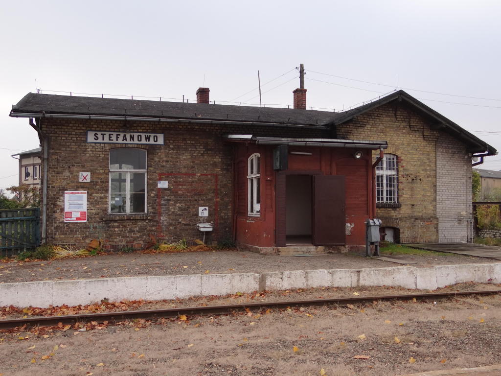 fot. Przemysław Więcek 
Budynek dworcowy od strony peronów. W lewo Wolsztyn, w prawo Zbąszyń. 62,7 km. Obraz