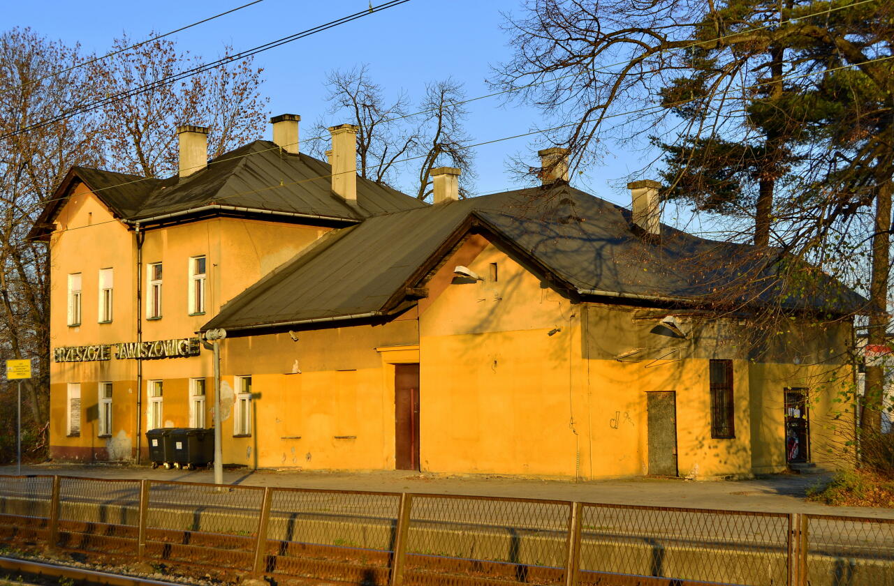 fot. Tomasz 
Brzeszcze Jawiszowice. Budynek dworca od strony peronów. Obraz