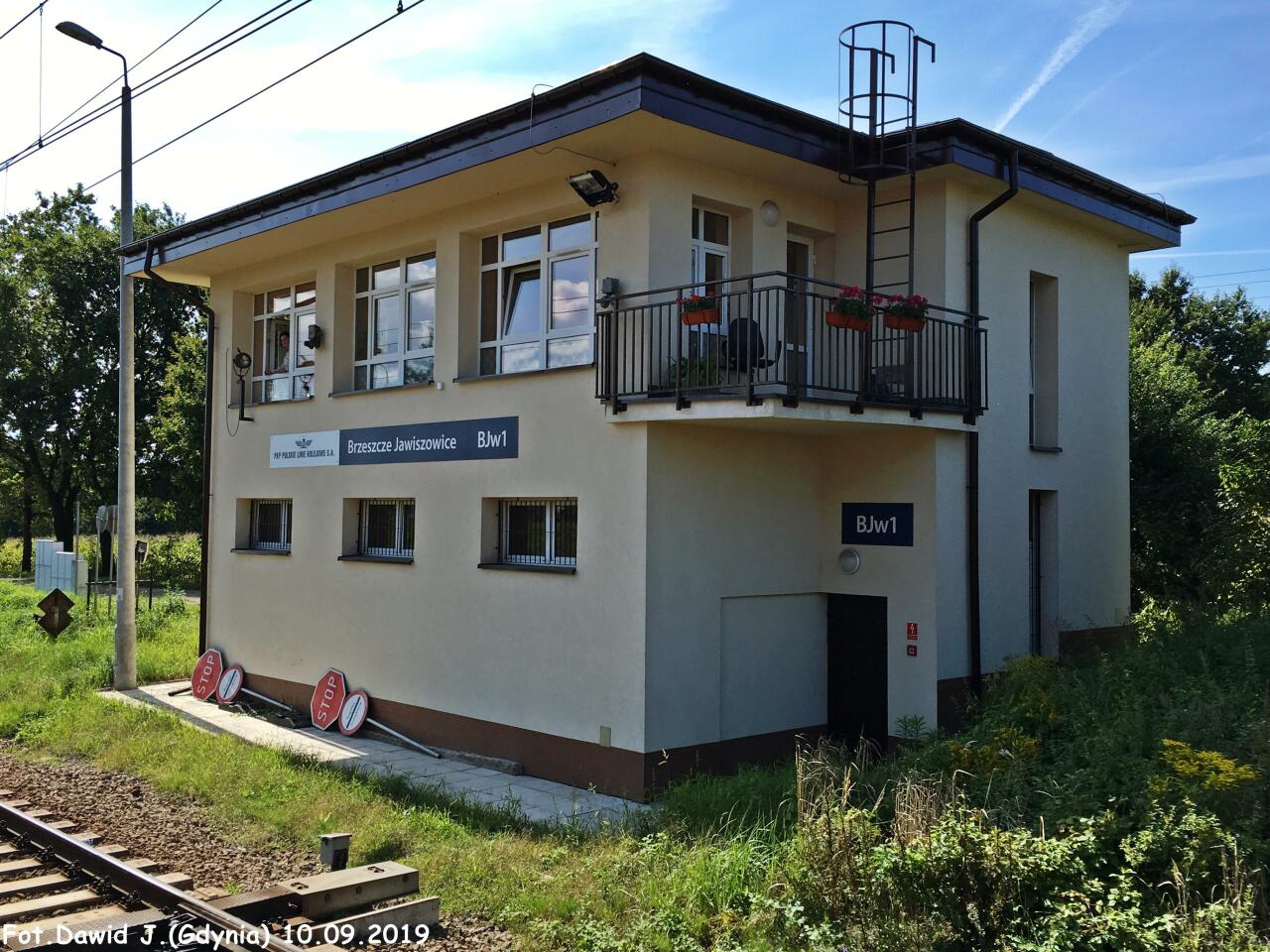 fot. Dawid Jastrzębski 
Budynek nastawni "BJw1" widoczny od strony torów. Tablica z nazwą stacji. W lewo Czechowice Dziedzice; w prawo Oświęcim, Trzebinia. Obraz